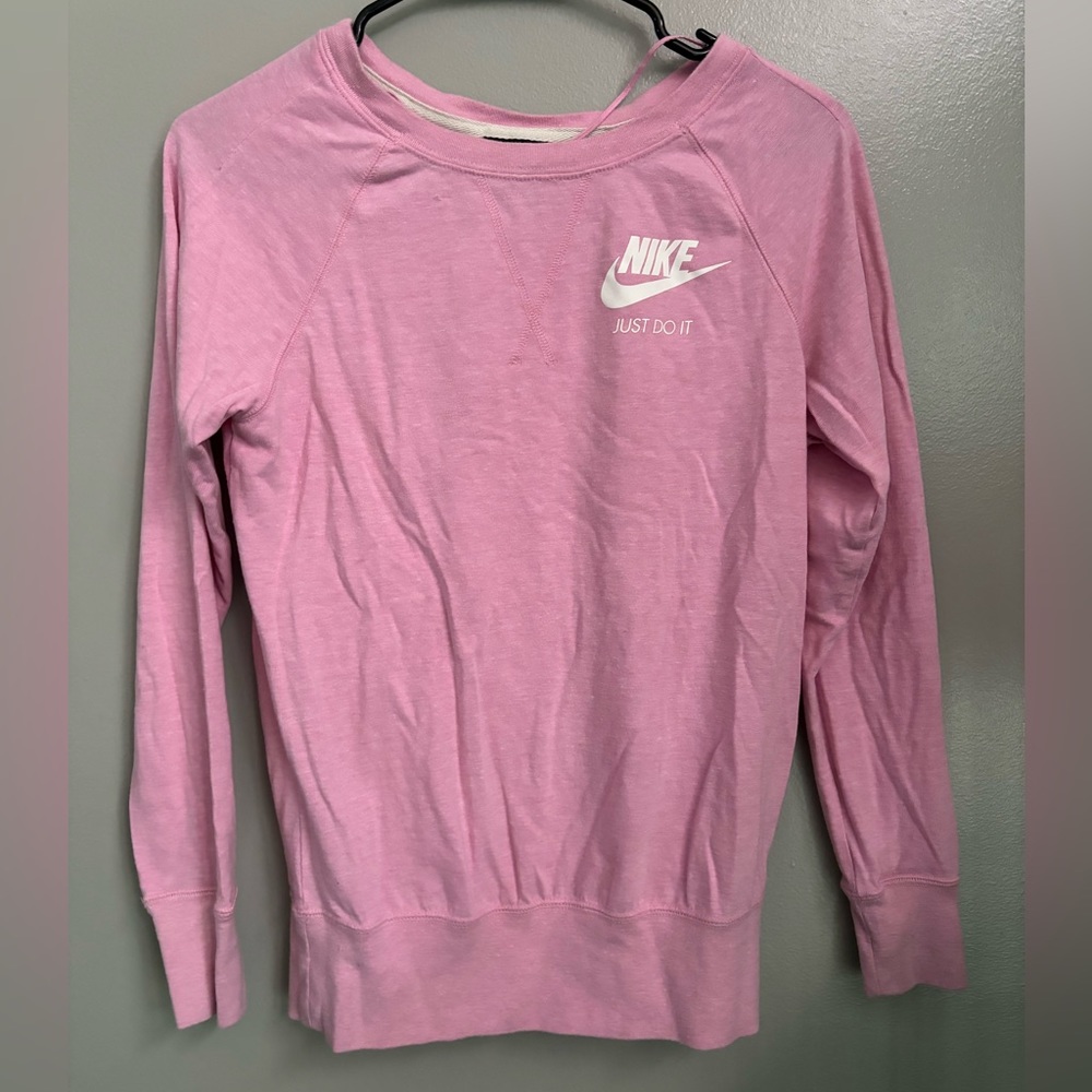 pink nike sweater/long sleeve shirt worn a few times XS